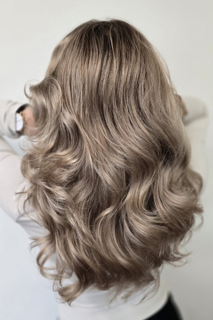 Lang blond haar met zachte slag, geknipt bij Triple C Hairlounge